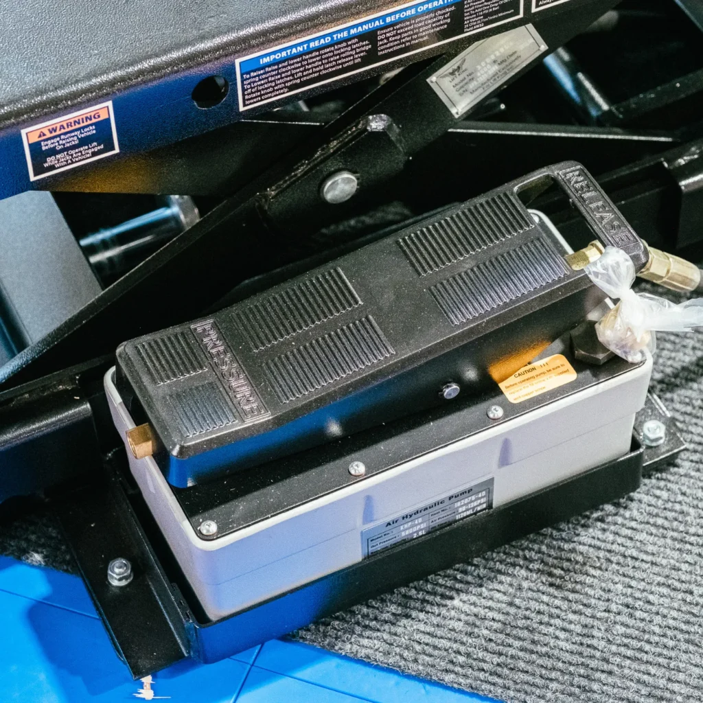Lift King Sliding and Rolling 4500 lbs Hydraulic Air Jack lift accessories, detail view 3